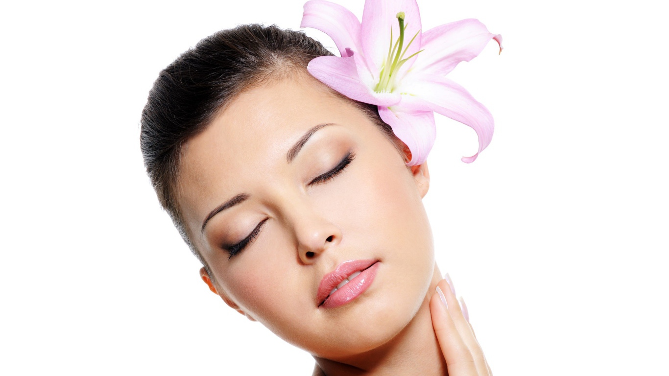 Брюнетка с лилией