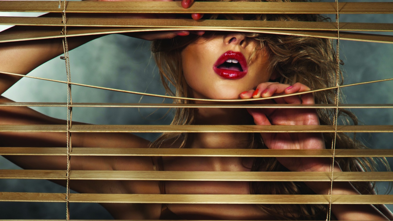 Девушка и жалюзи