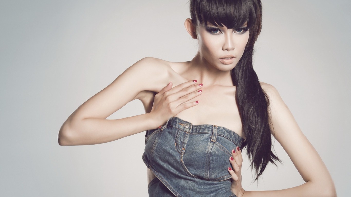 Девушка в джинсовом костюме