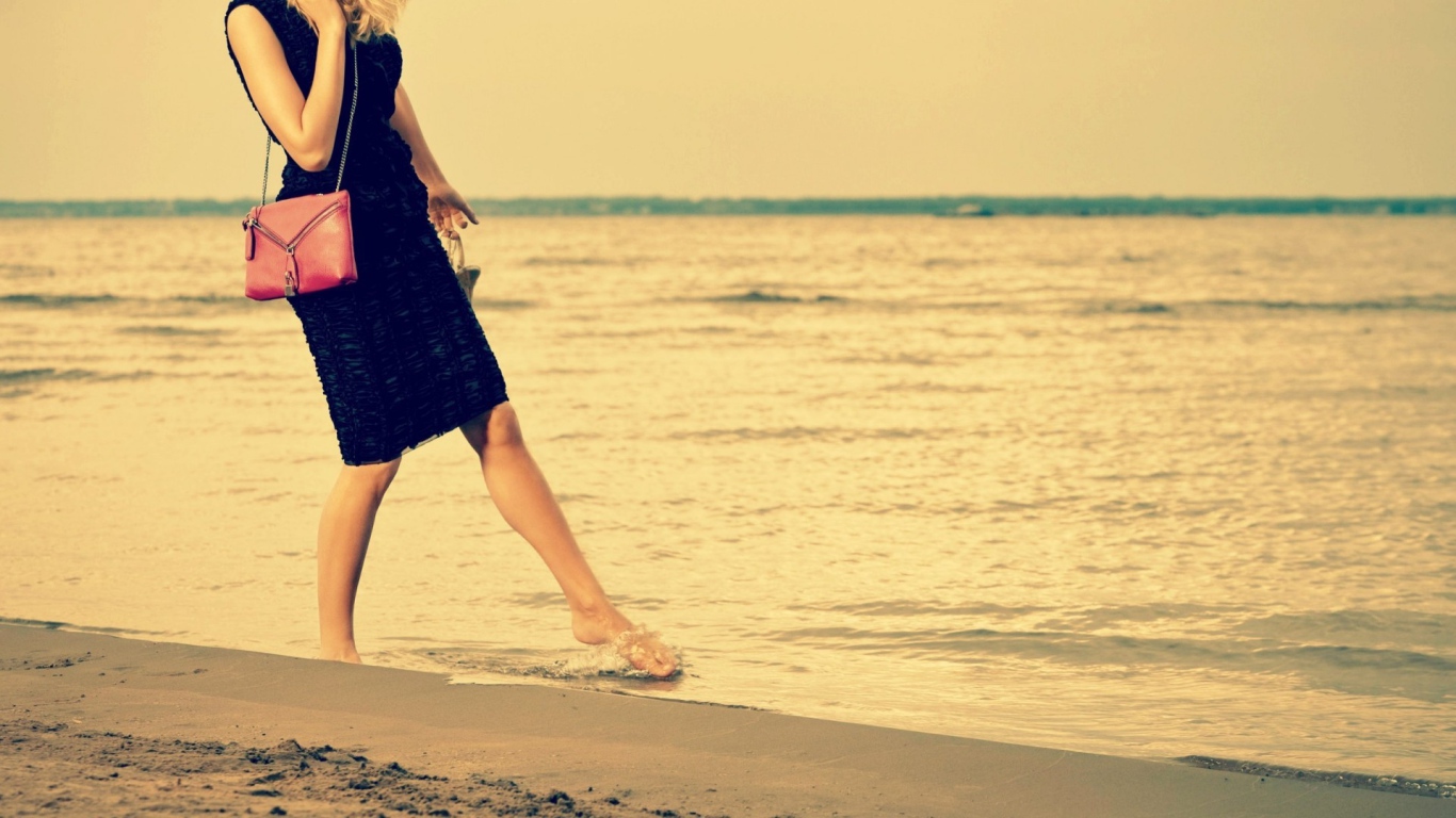 Девушка на берегу моря