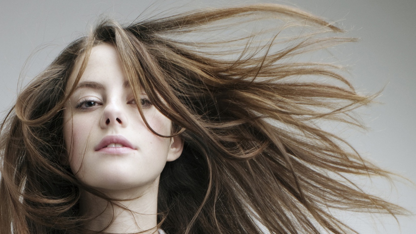 Девушка с развевающимися волосами