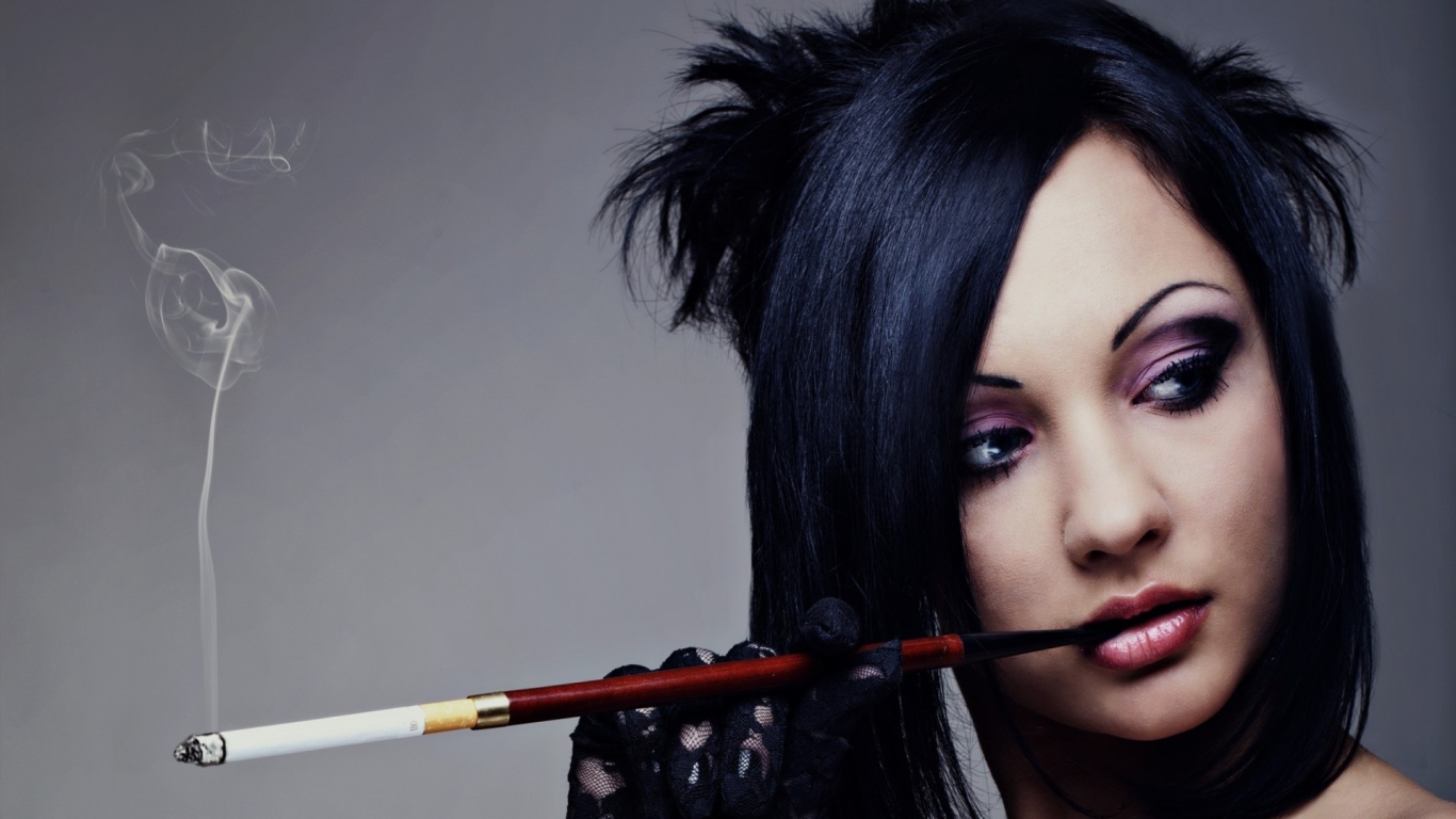 Девушка курит сигарету