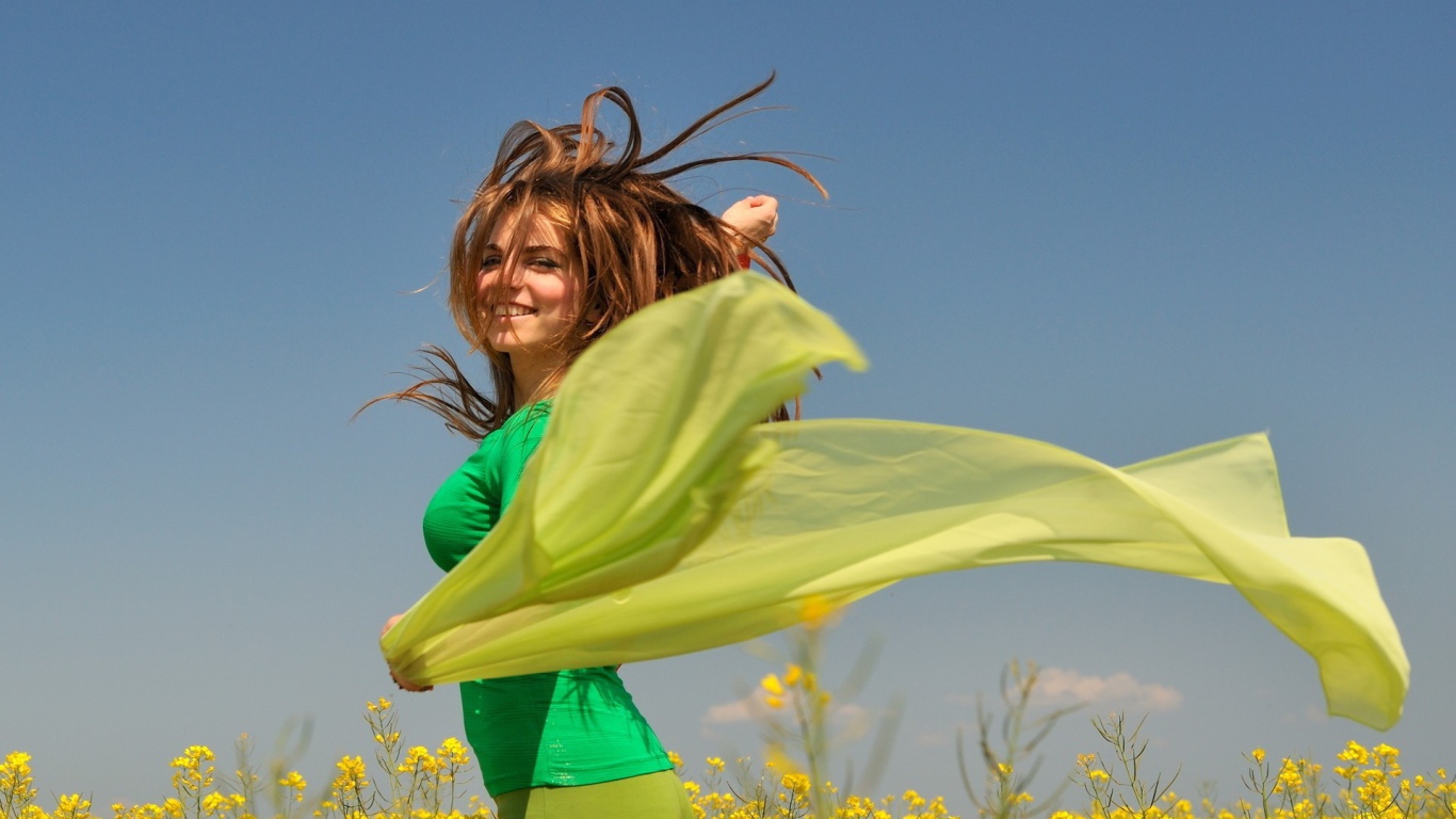 Девушка с зеленым платком