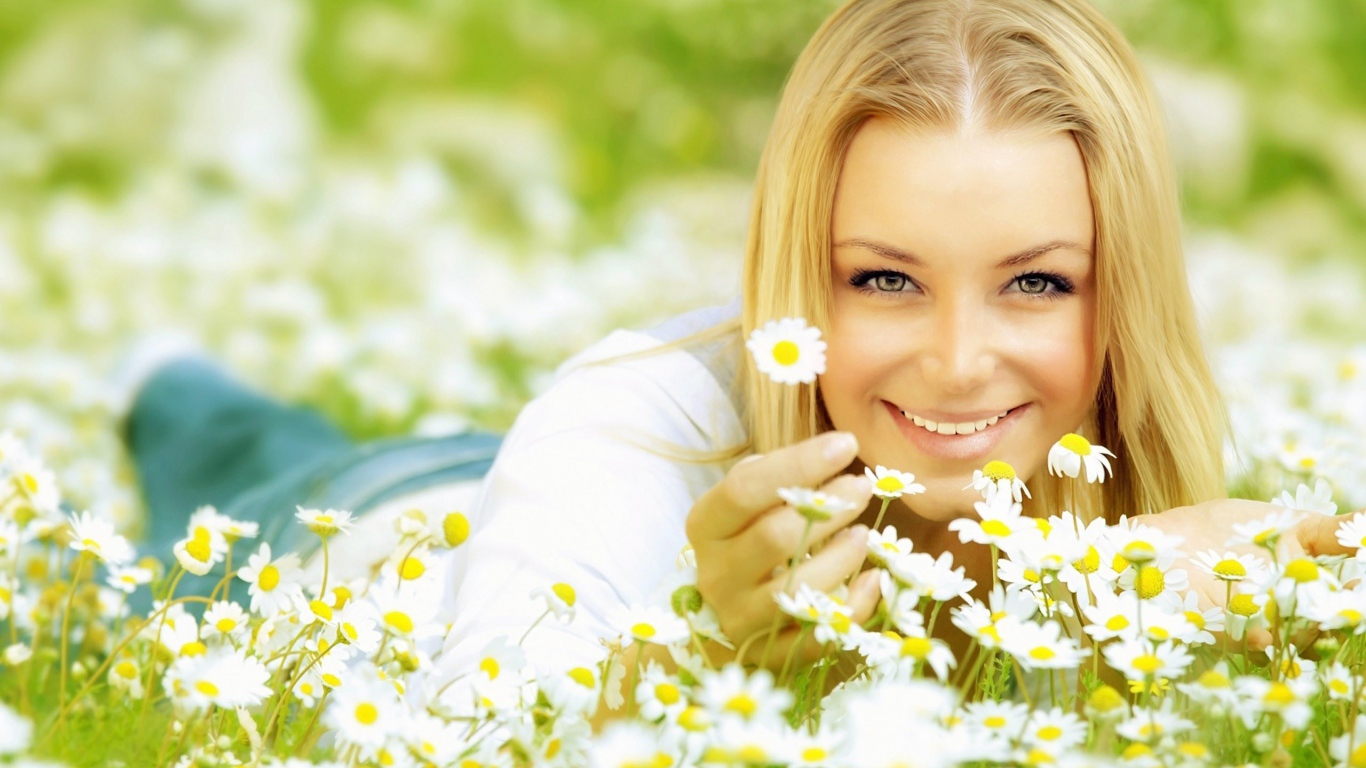 Блондинка в ромашках