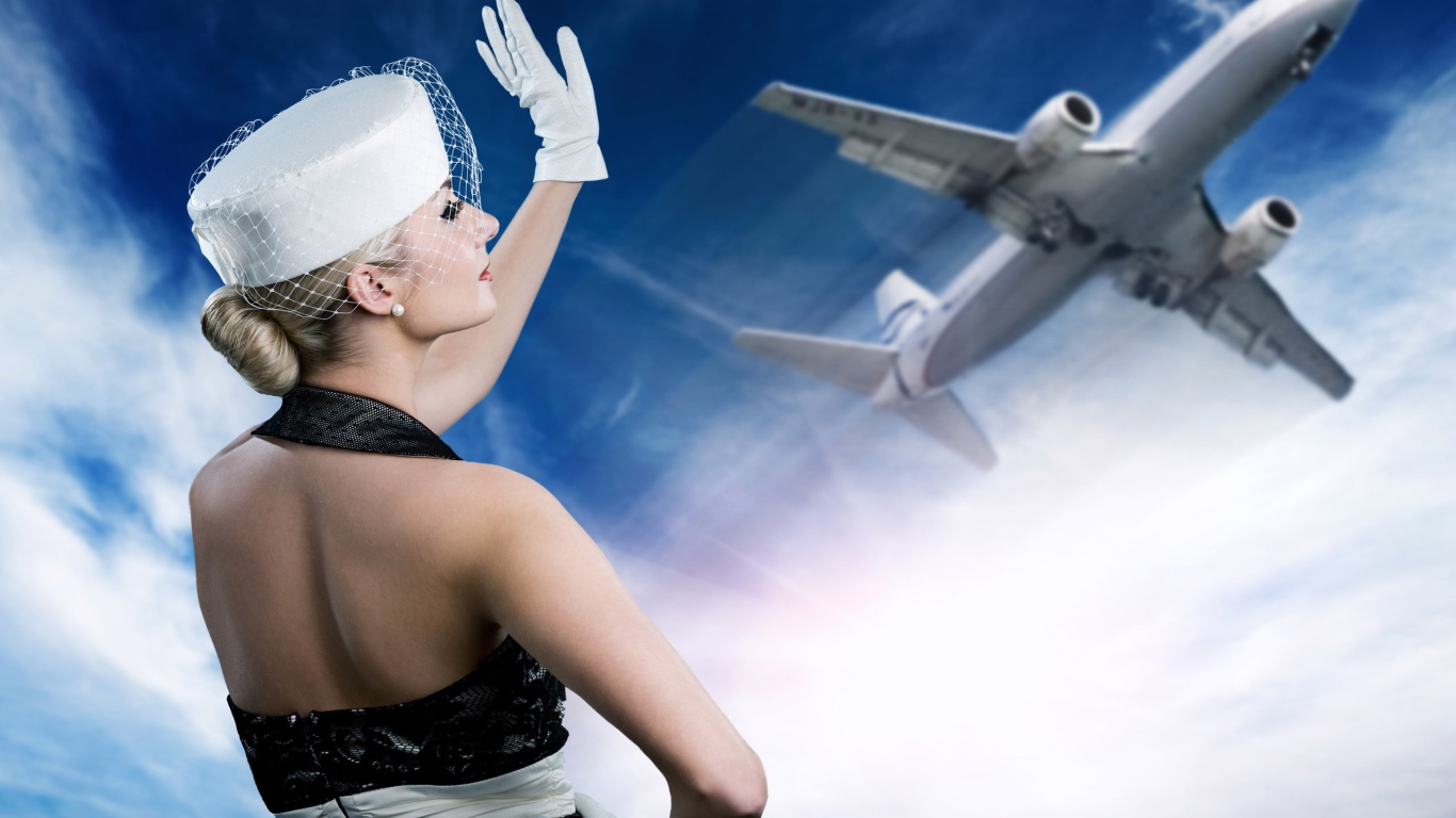Блондинка провожает самолет