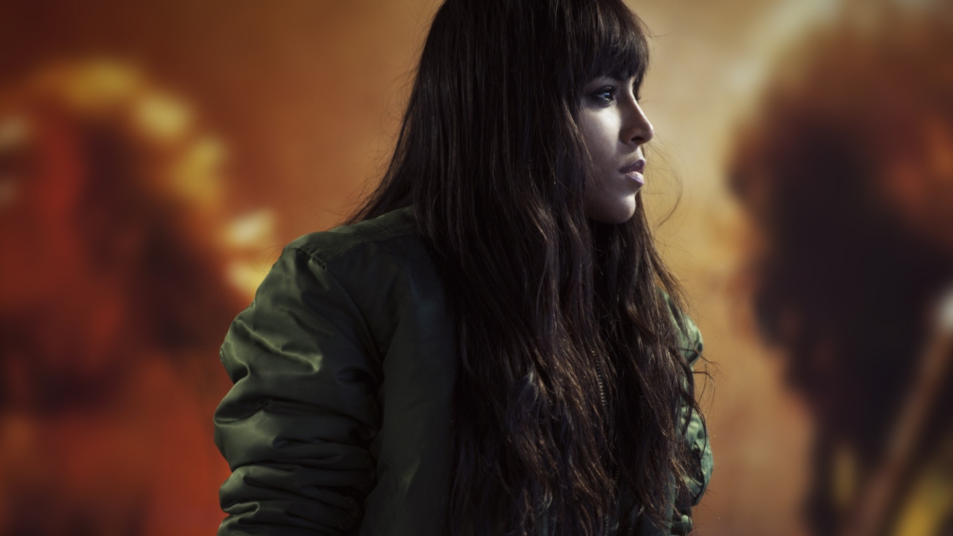 Брюнетка в куртке