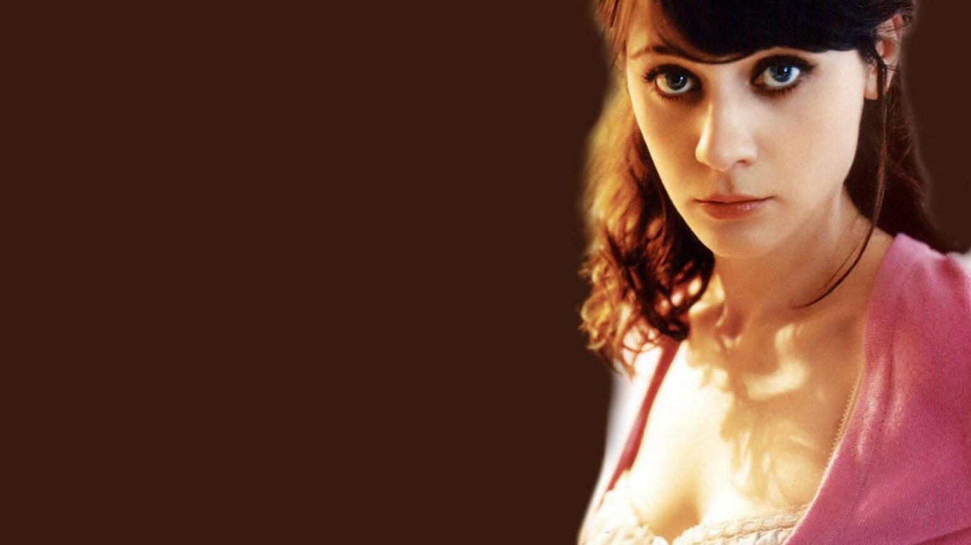 Дешанель на коричневом фоне