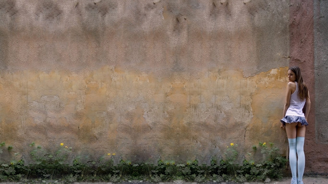 Девочка в мини юбке