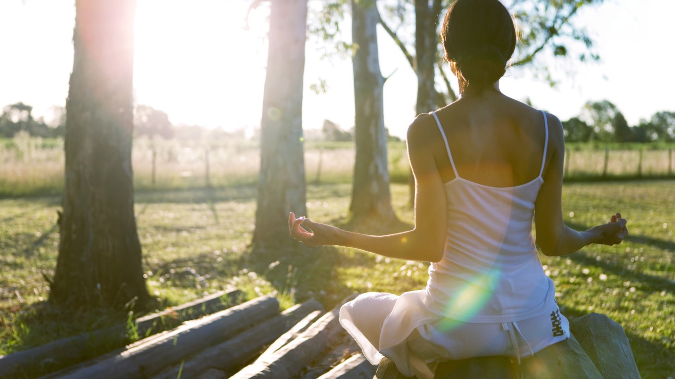 Девушка медитирует
