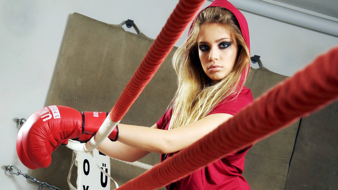 Ксения в боксерских перчатках