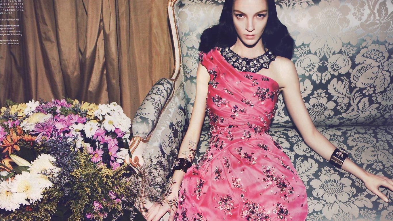 Модель в розовом платье, рекламное фото