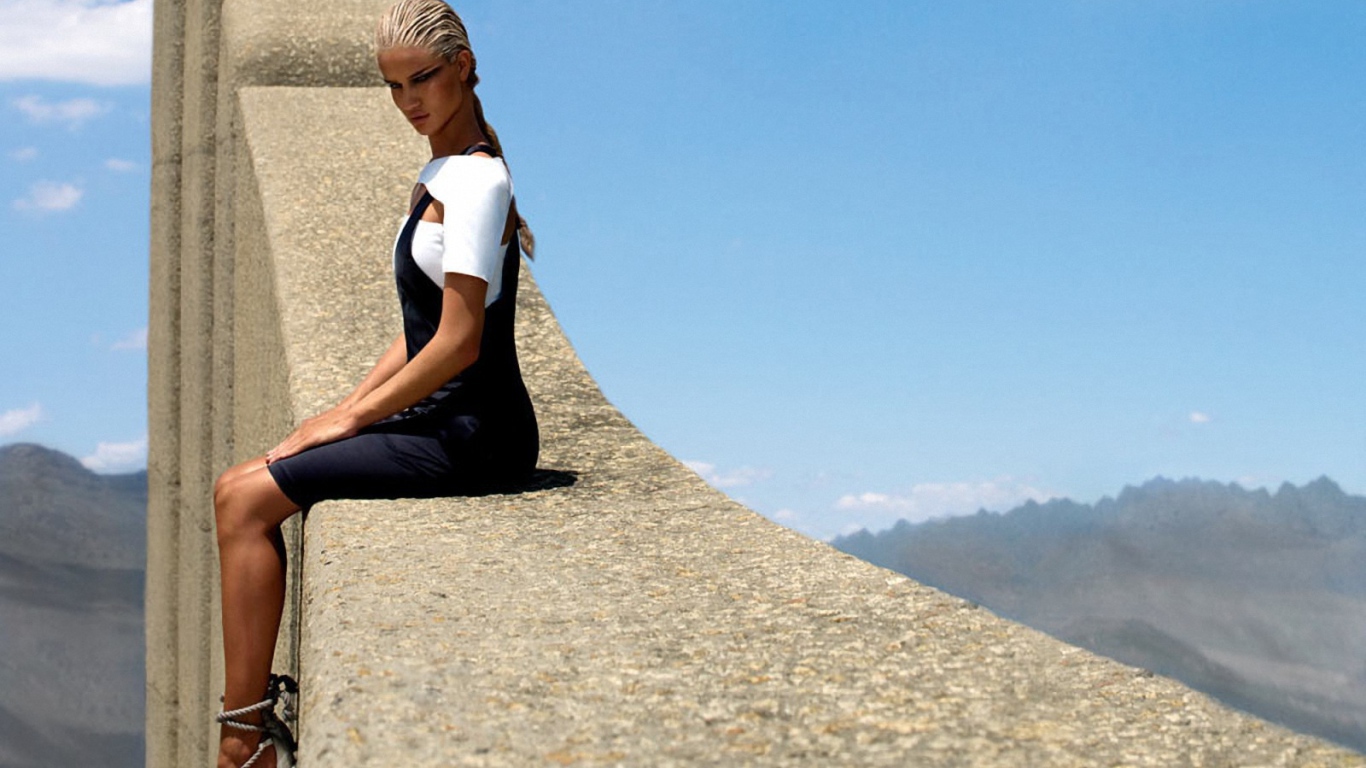 Модель на бетонной стене, рекламное фото