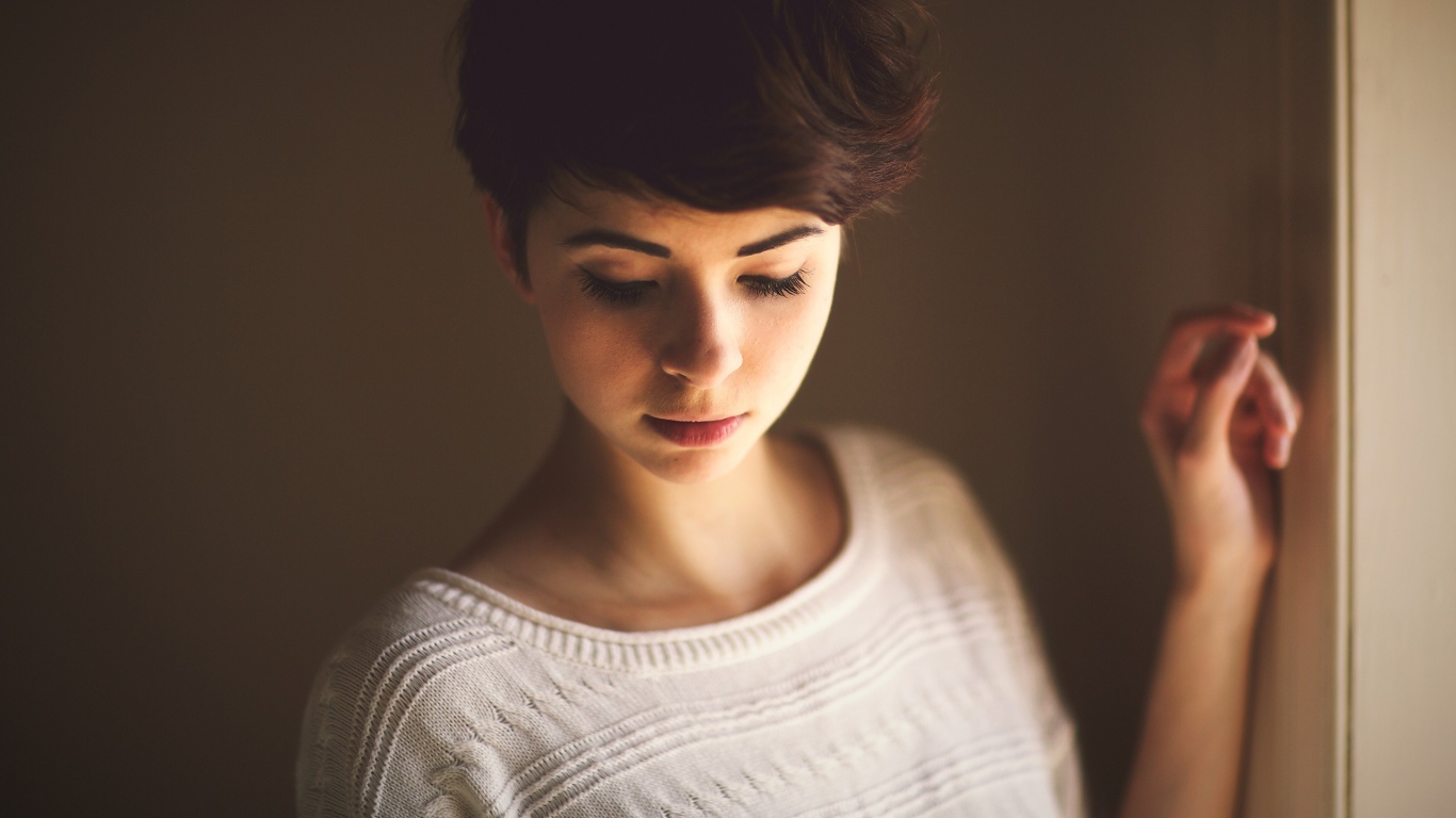 Брюнетка у окна