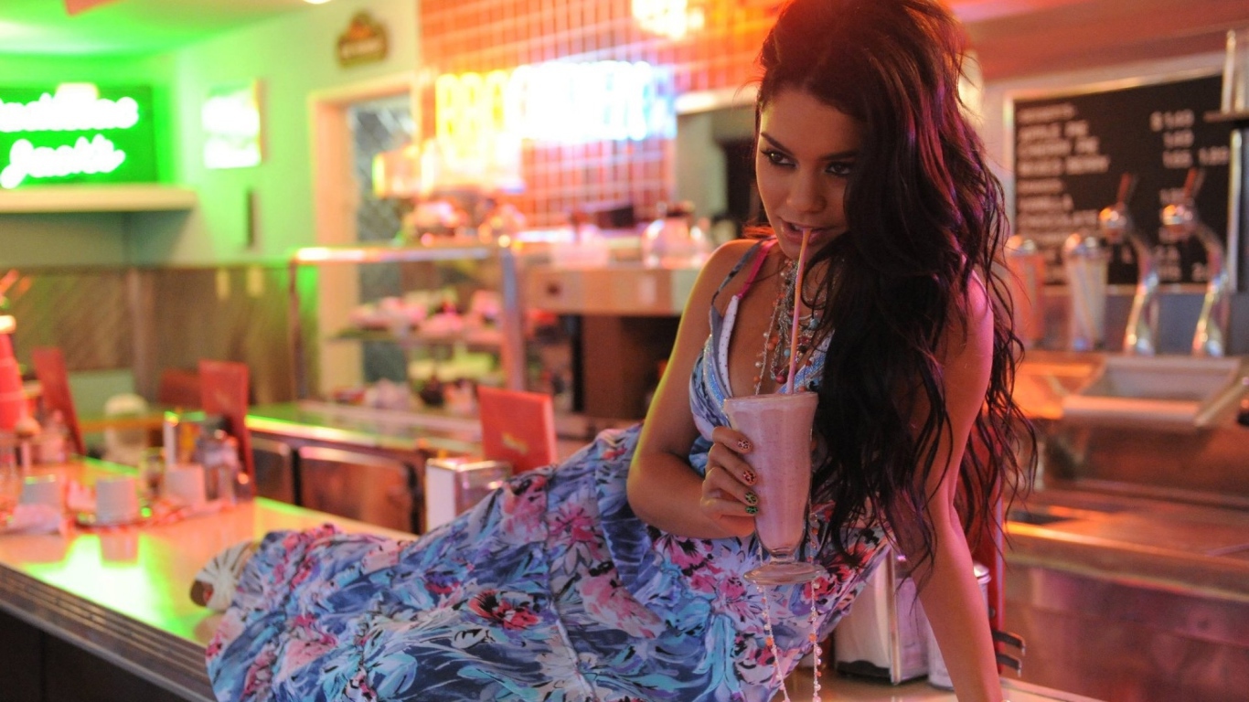 Ванесса пьет коктейль