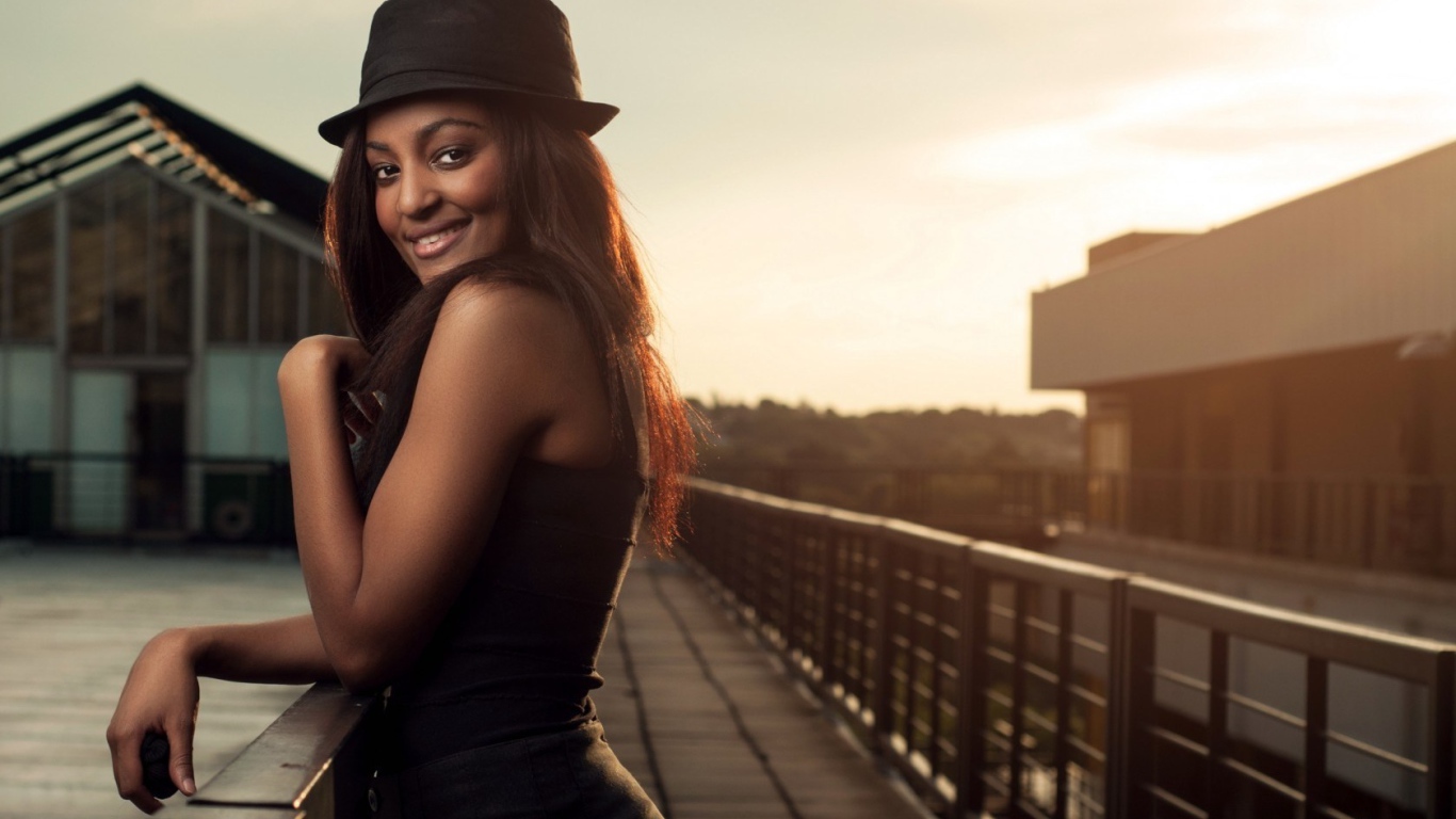 Черная девушка на мосту