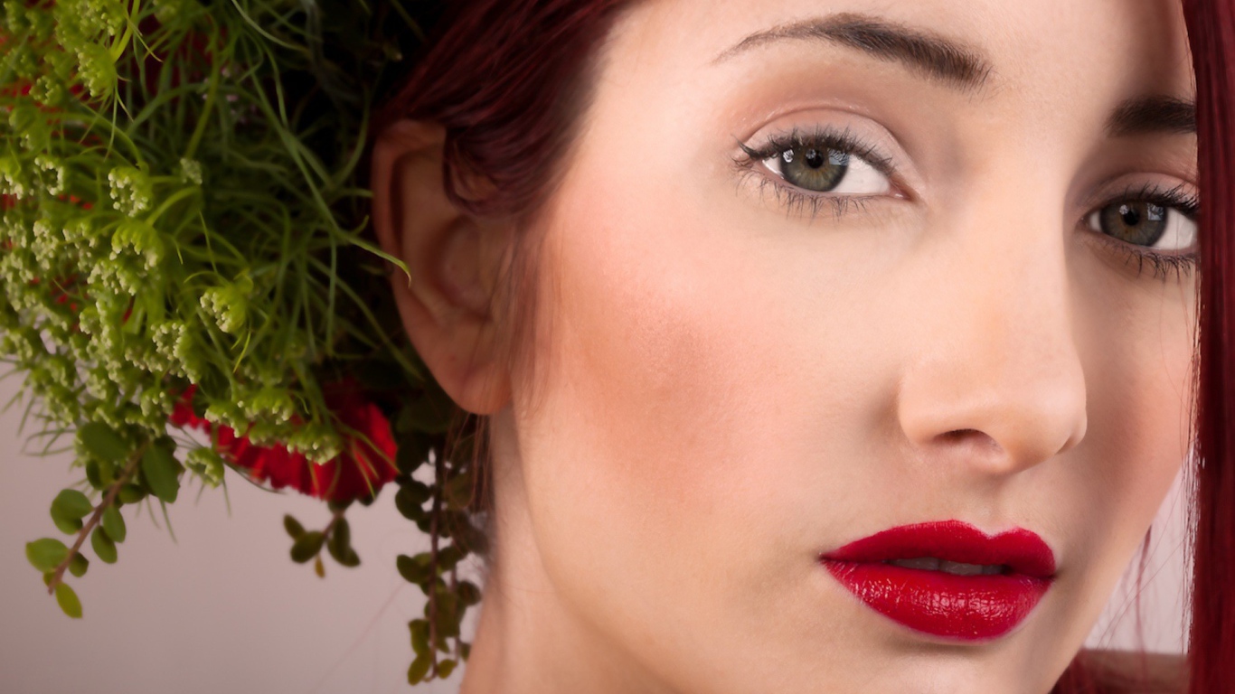 Сюсан с прической из цветов