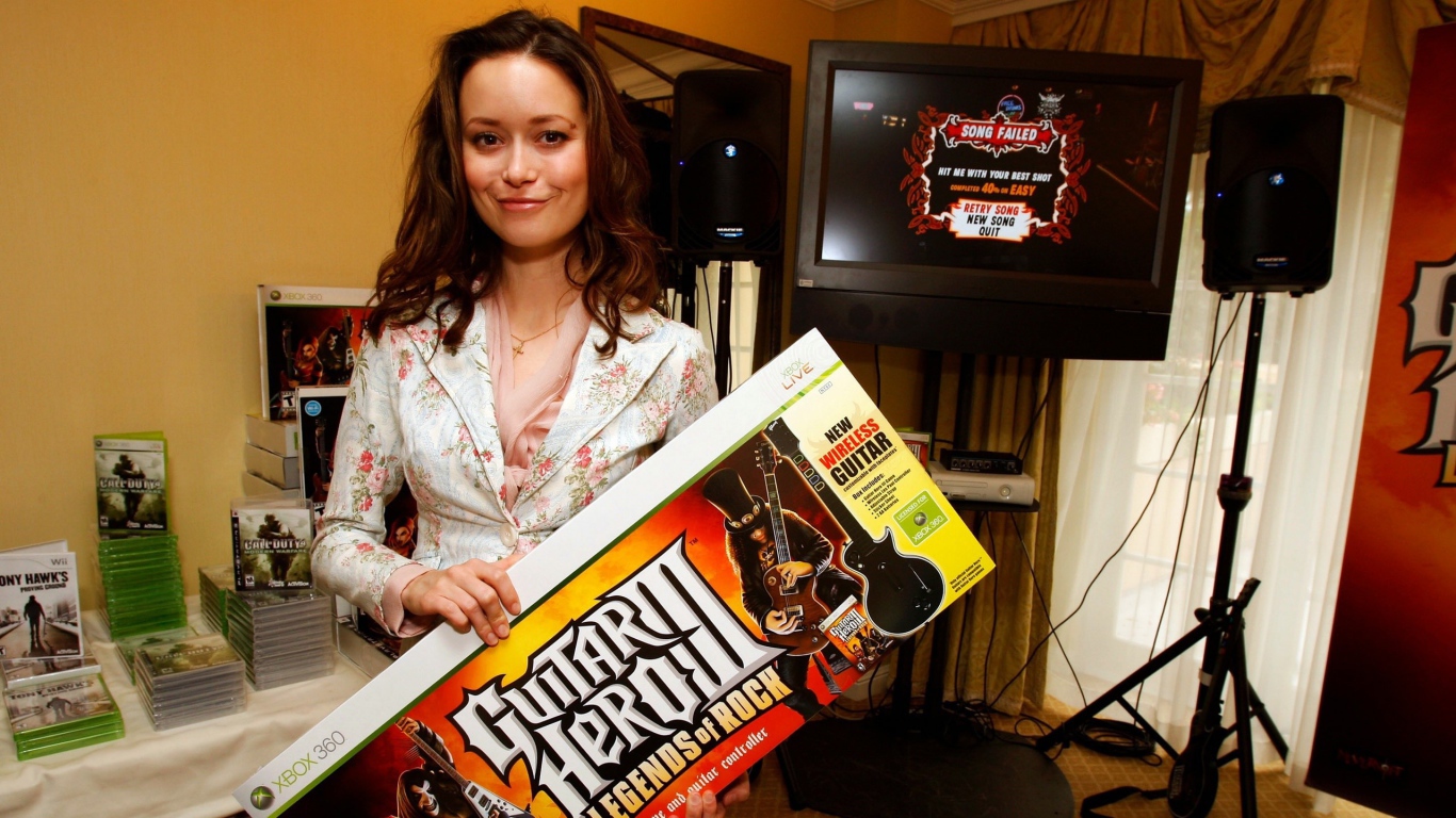 Актриса с рекламой гитары