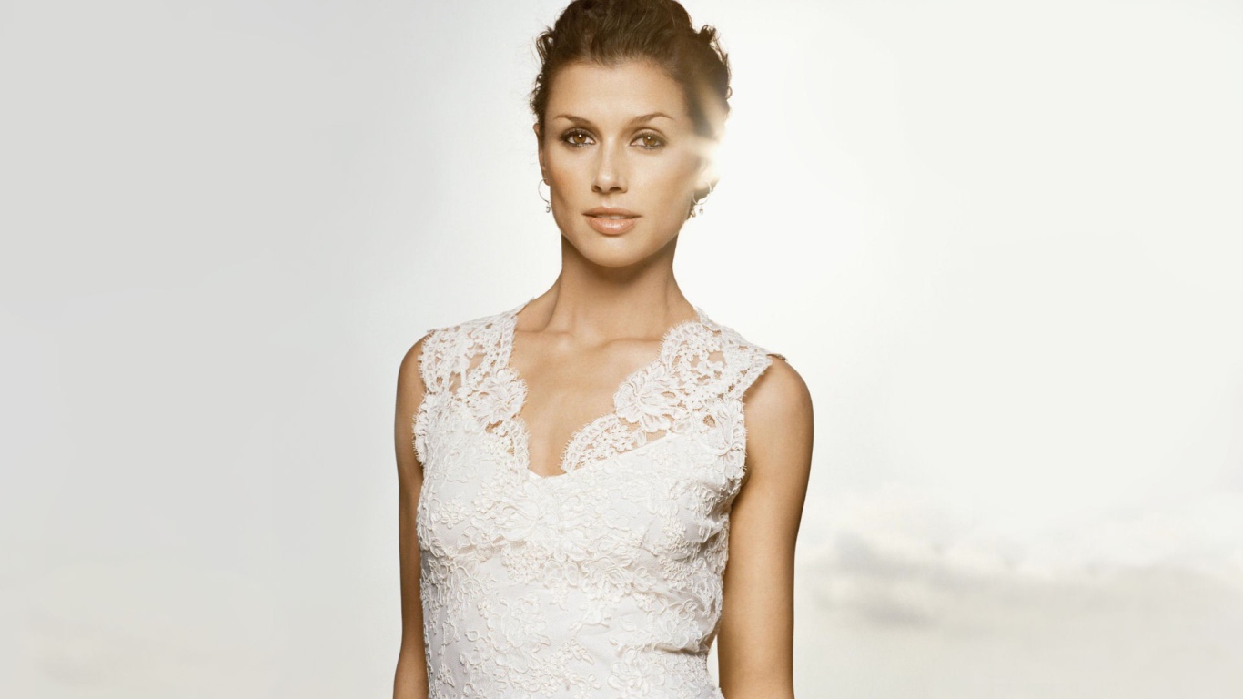 Бриджет в ажурном платье