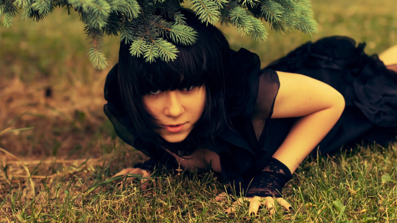 Девушка в черном платье на природе