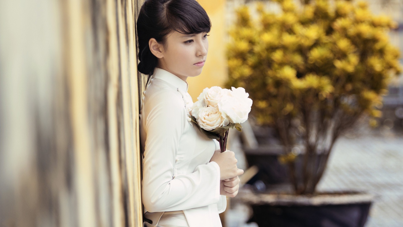 Девушка с букетом белых роз