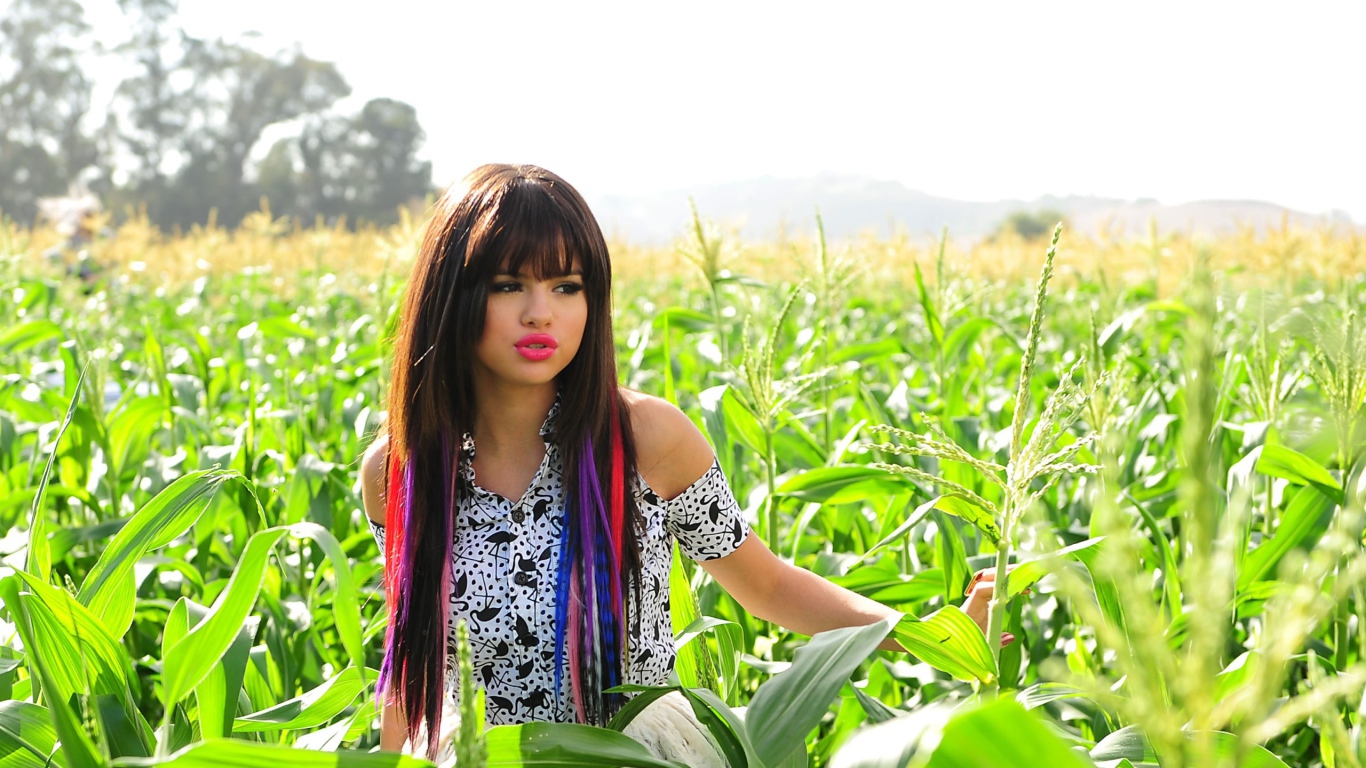 Селена Гомез в кукурузе