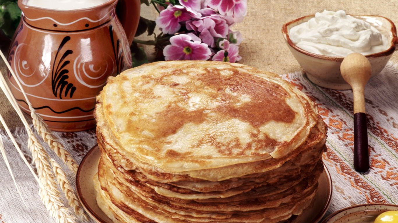Блины со сметаной на Масленицу