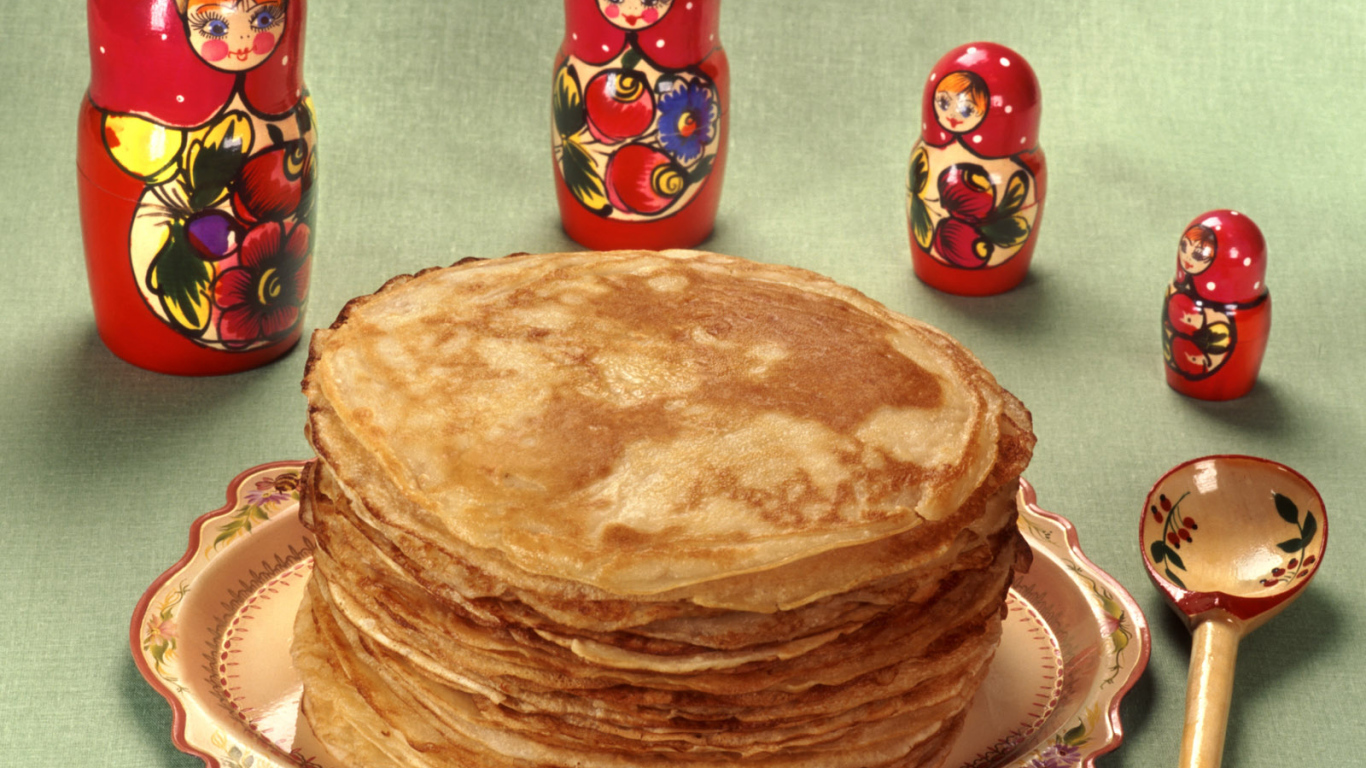Матрешки и блины на Масленицу