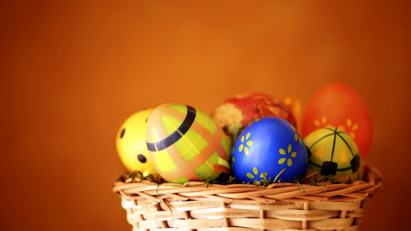 Корзина яиц на оранжевом фоне на Пасху