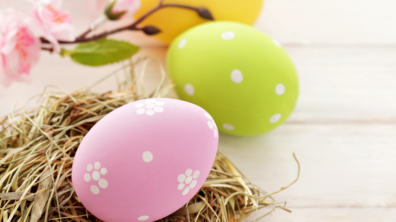 Яйцо на сене на Пасху