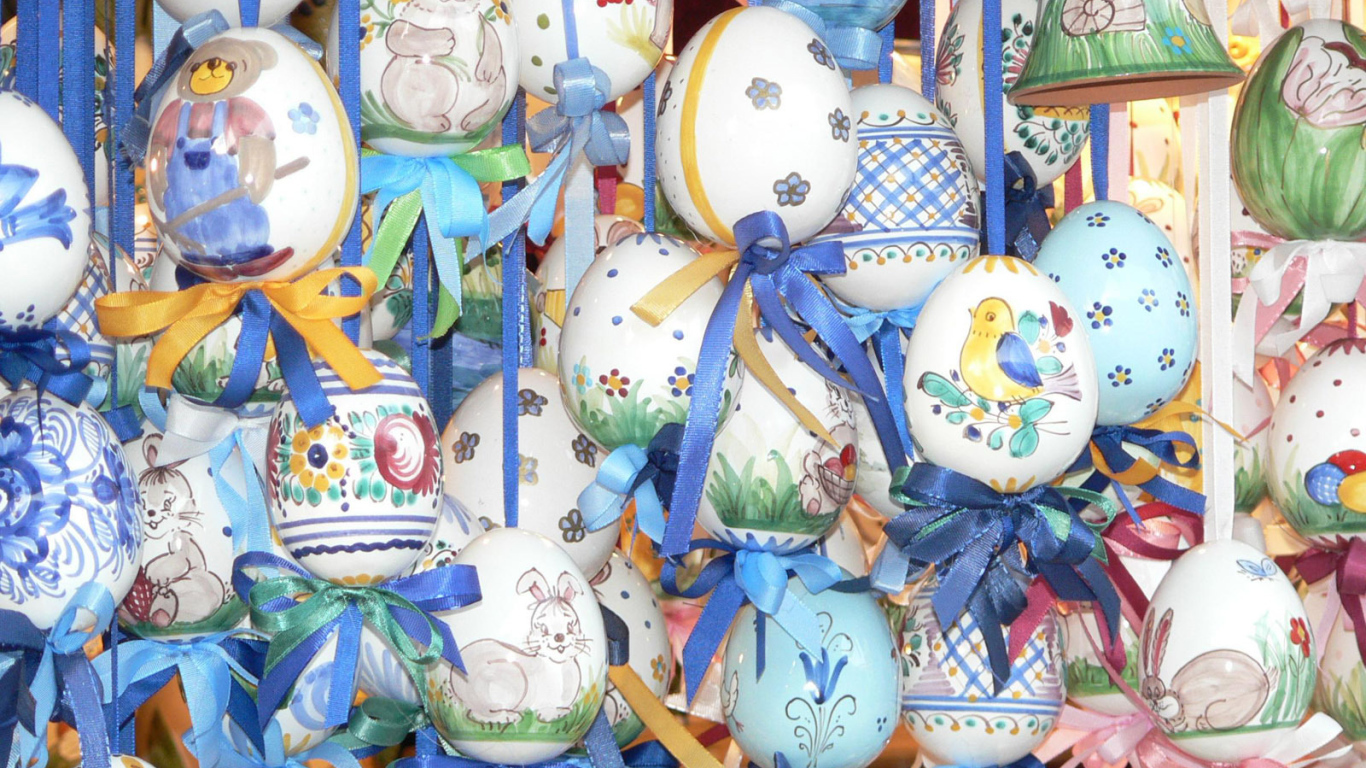 Яйца на веревочках на Пасху