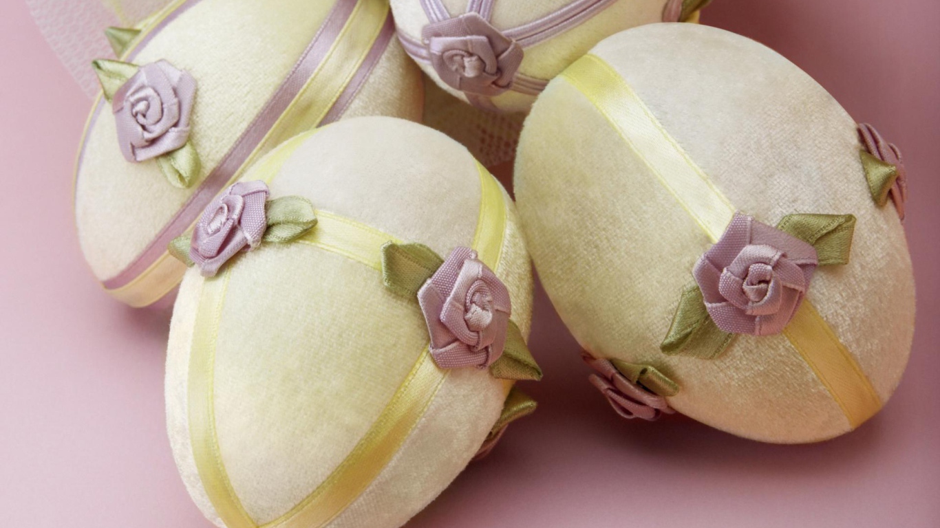 Яйца в тканевой оболочке на Пасху
