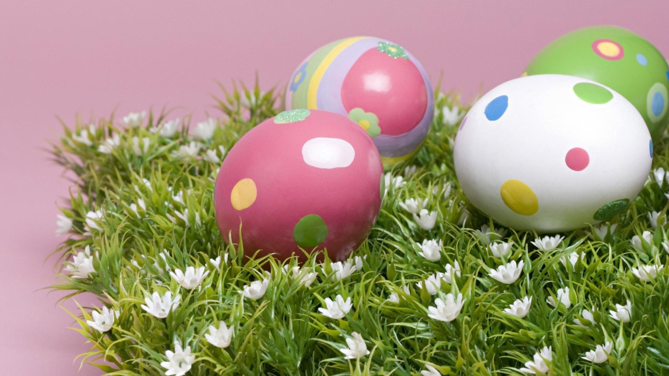 Яйца на траве на Пасху