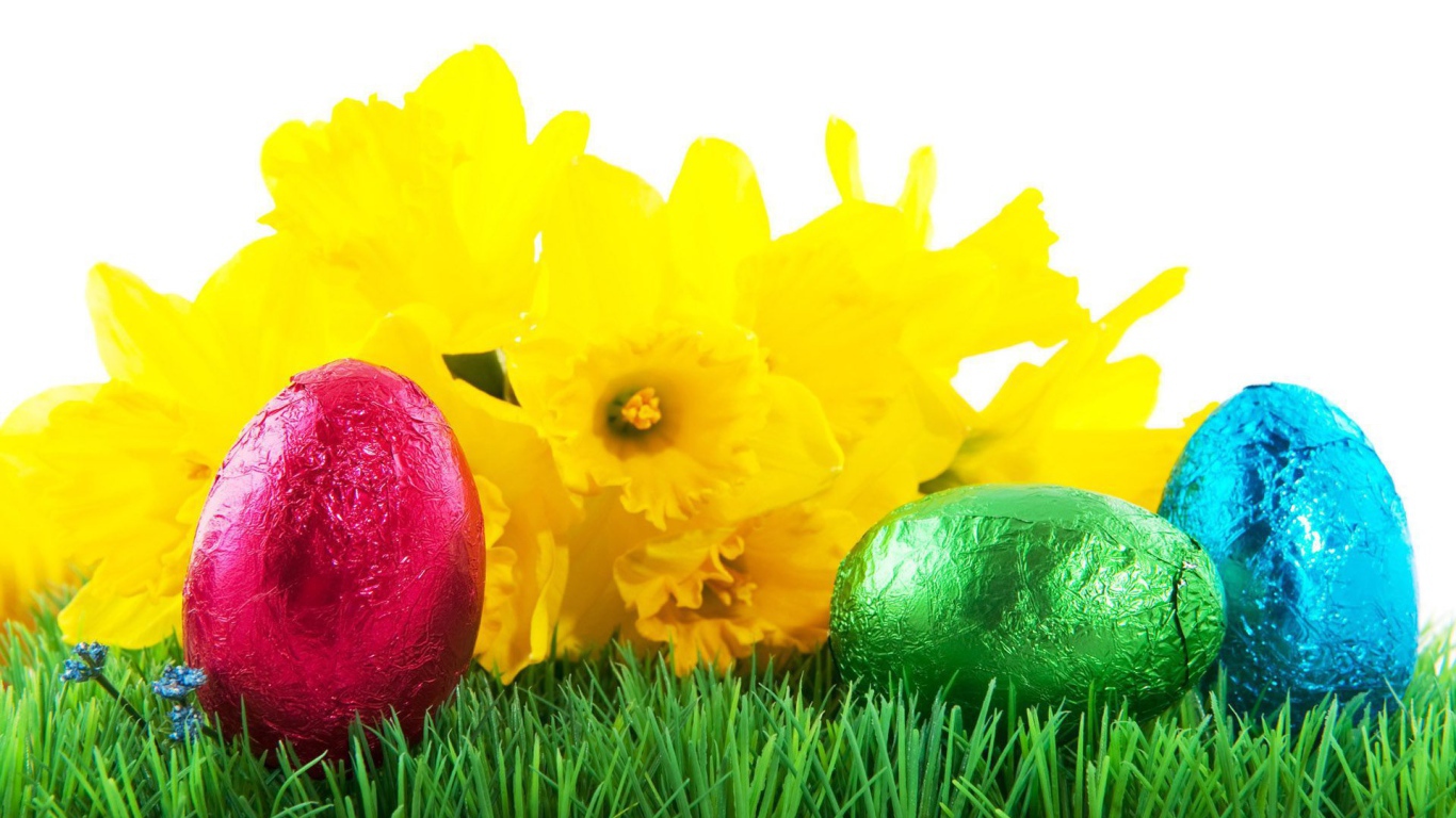 Яйца на фоне желтых цветов на Пасху