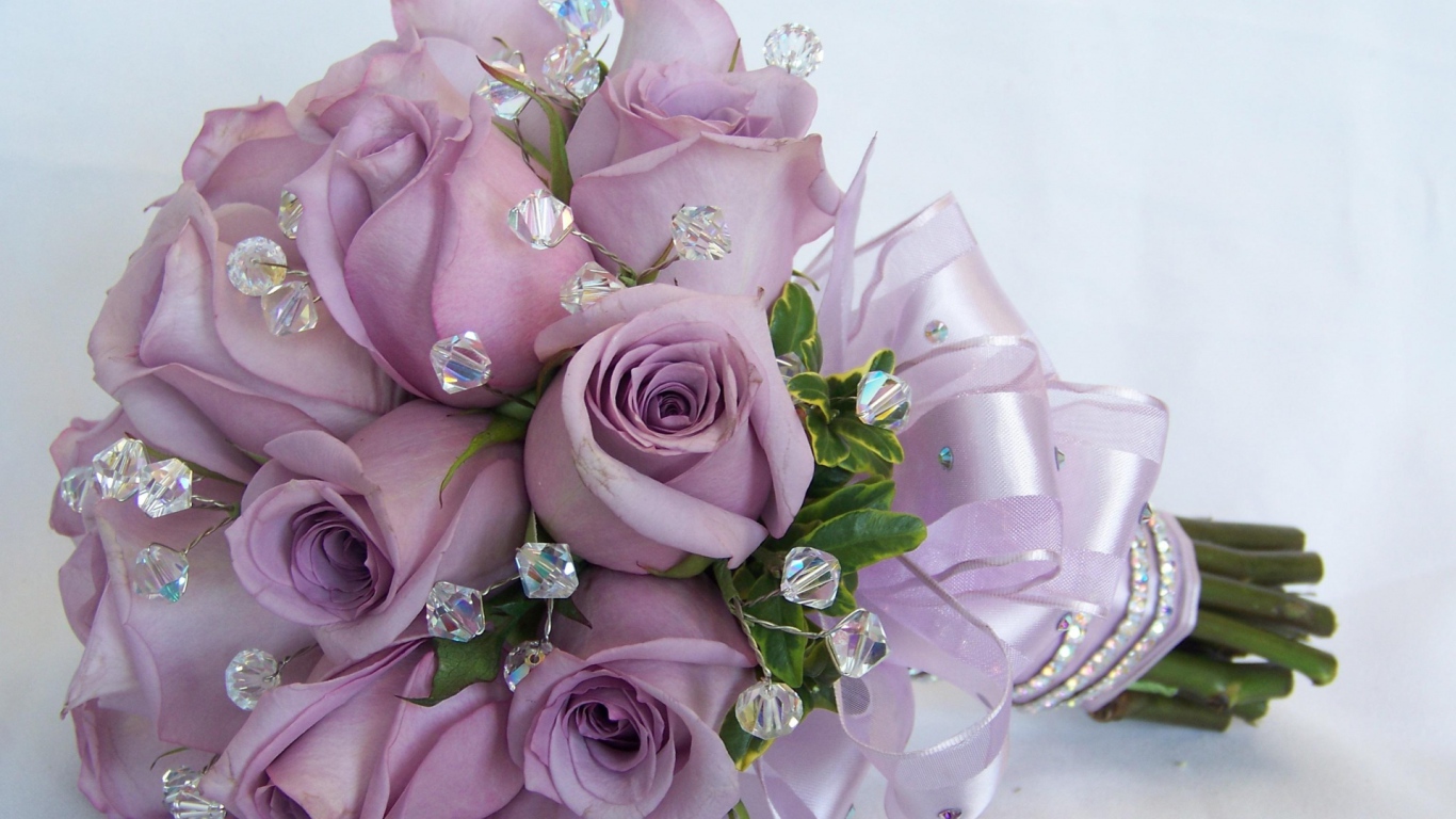Фиолетовые розы в свадебном букете