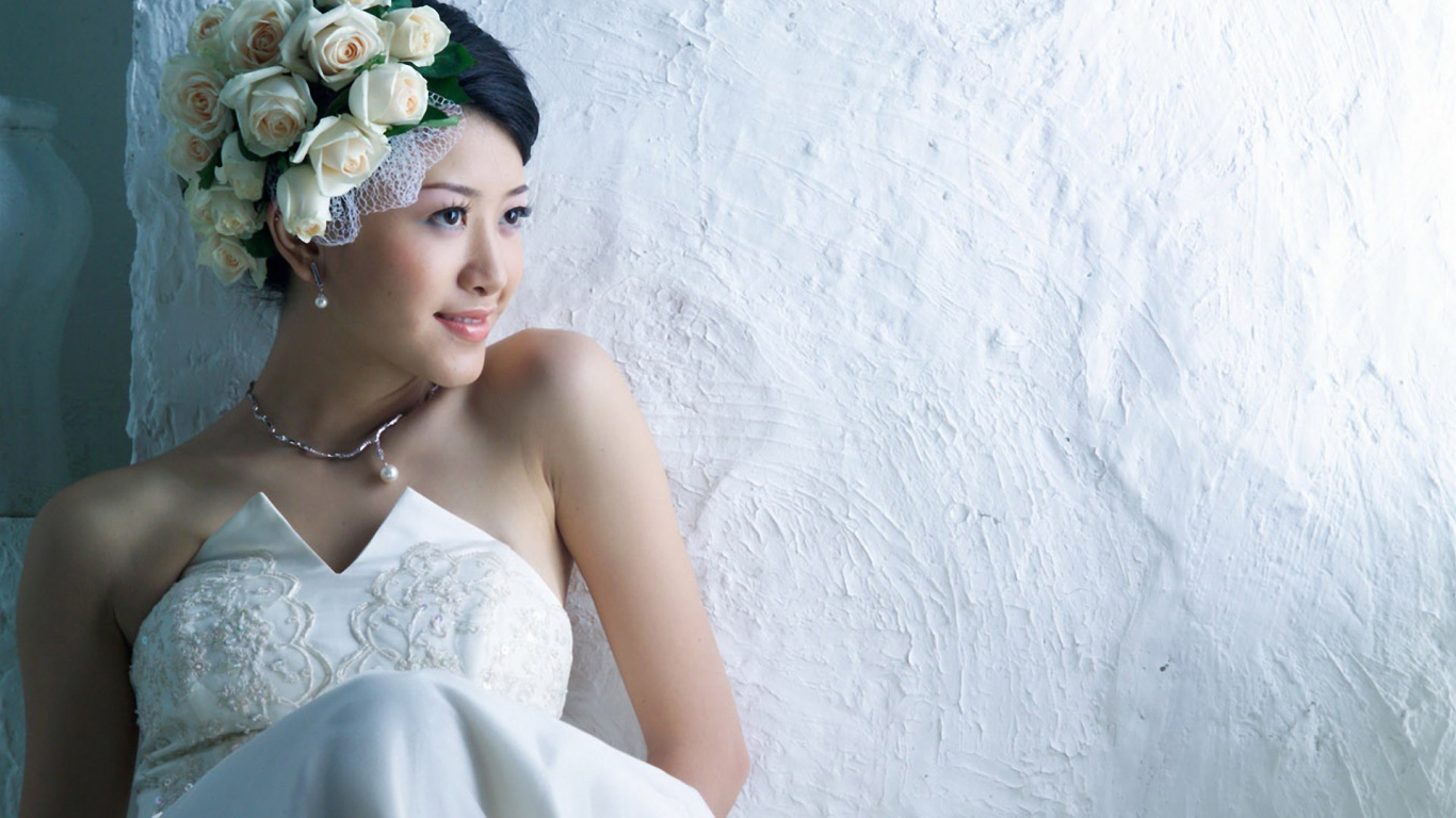 Невеста у белой стены