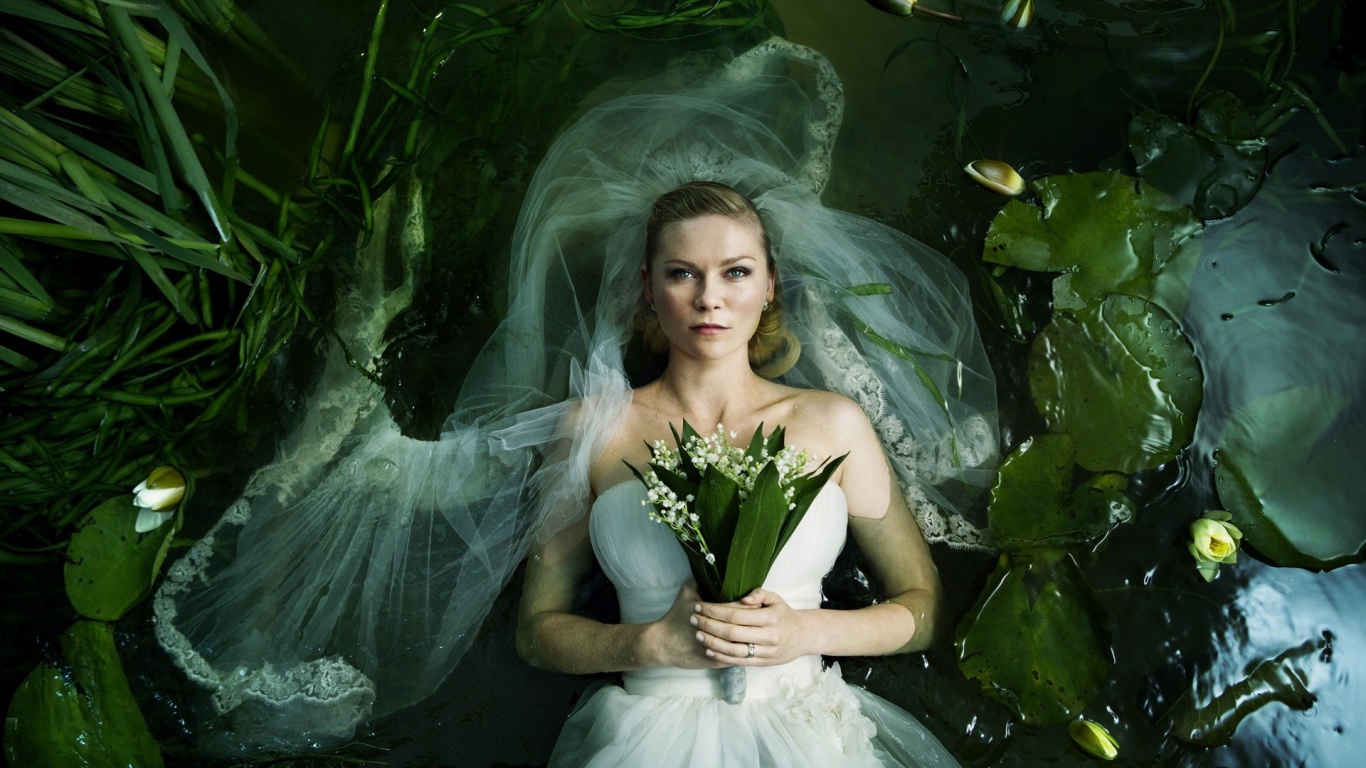 Невеста лежит в воде