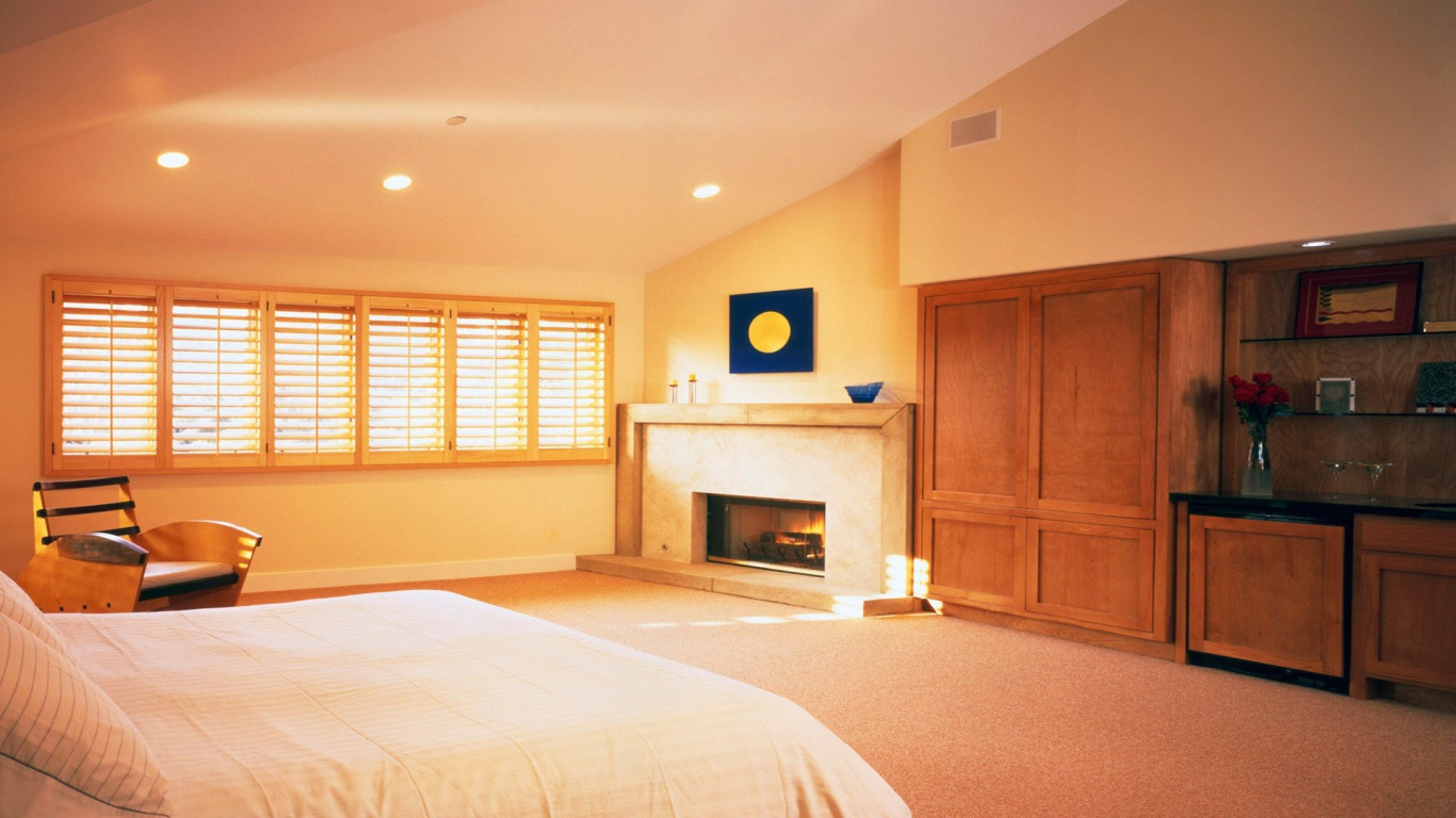 Спальня с камином на даче