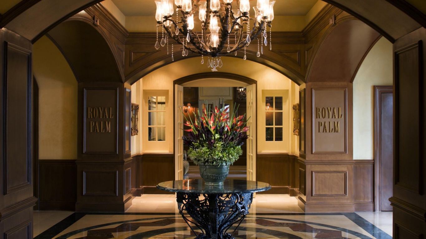 Цветы на оригинальном столе