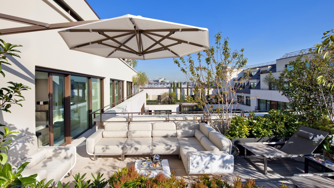 Белый диван на веранде