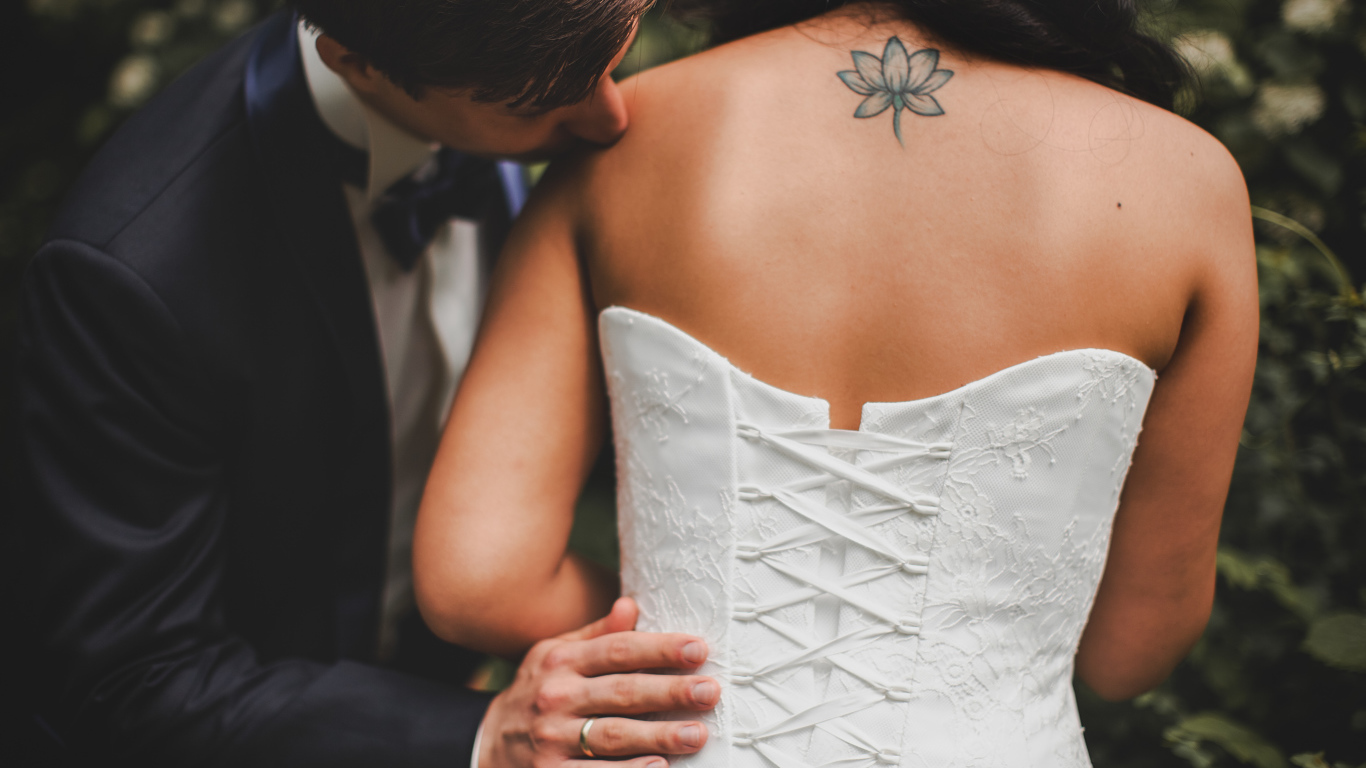 Влюбленная пара в саду