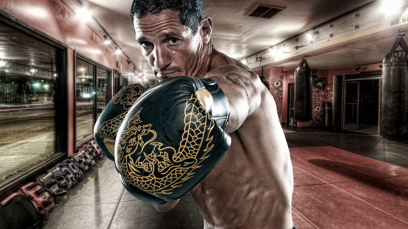 Боксер на тренировке