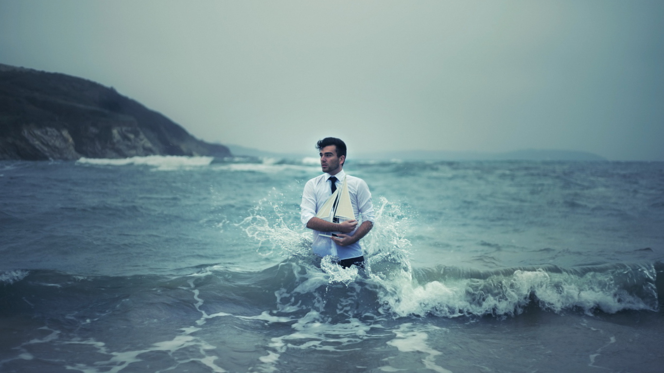 Мужчина с кораблем в море