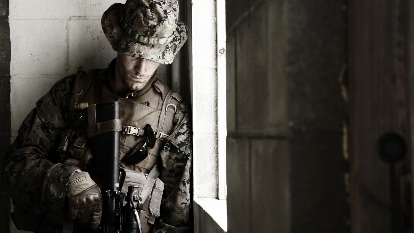 Солдат около окна
