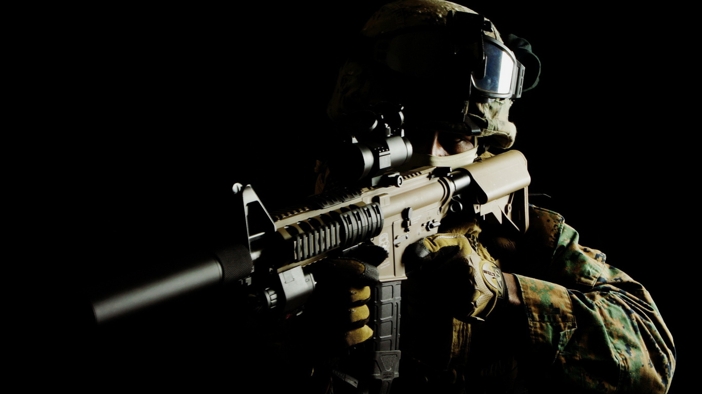 Солдат на черном фоне с автоматом