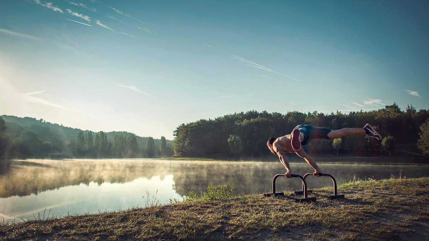Занятия спортом у озера