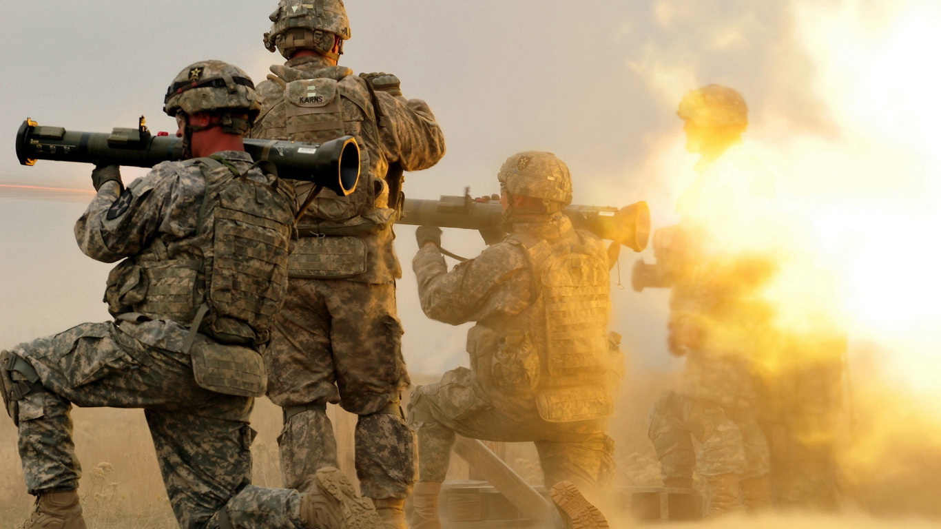 Солдаты стреляют из гранатометов