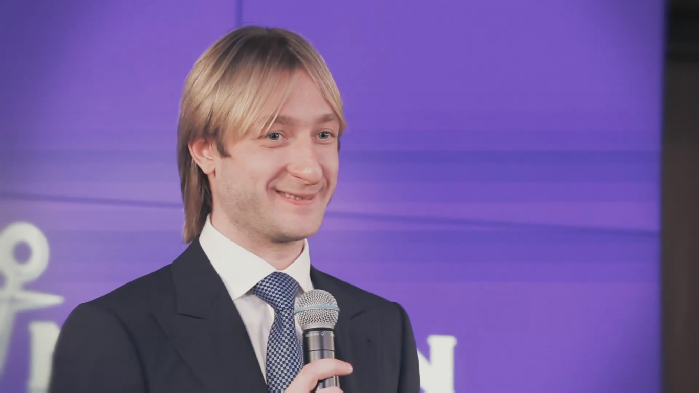 Евгений Плющенко с микрофоном