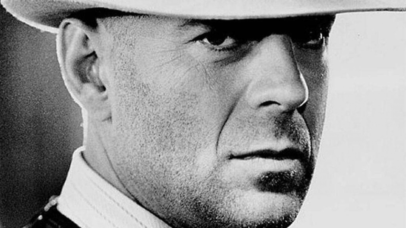 Известный актер Брюс Уиллис в белой шляпе