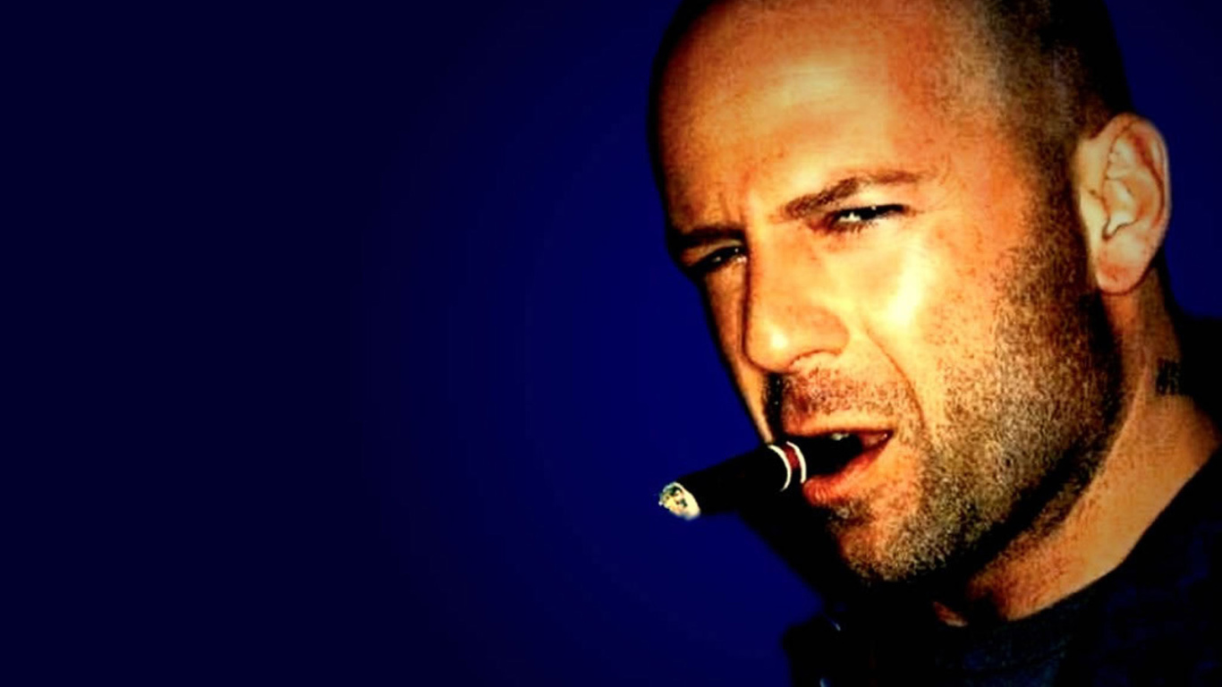 Известный актер Брюс Уиллис курит сигару