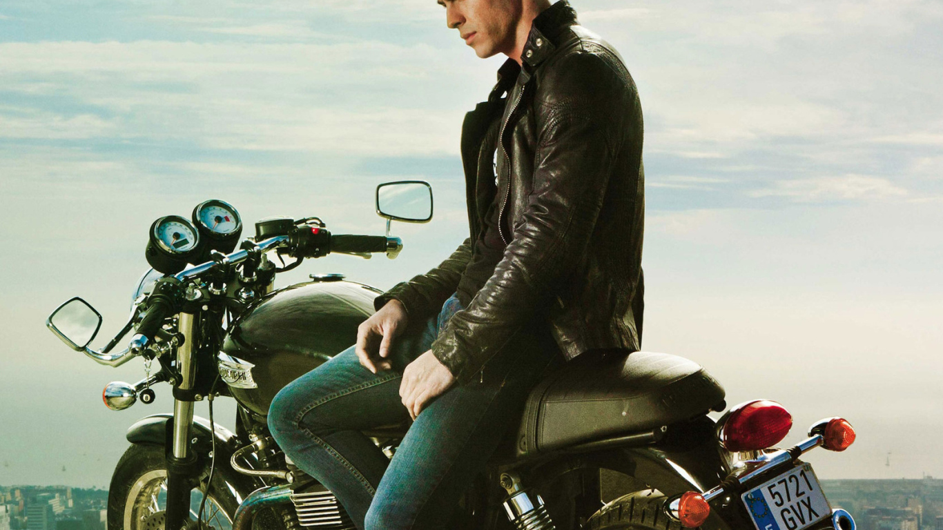 Марио Касас и мотоцикл